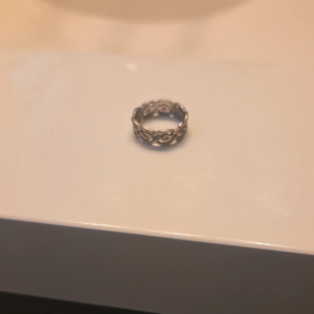 Elegant Silver Women's Ring - Picture 1 of 4